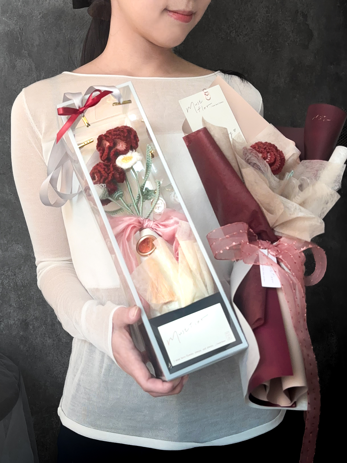 兩朵康乃馨與小雛菊瓶花禮盒-莫蘭迪羊毛- 烏木紅｜Ebony Red (2026新色)