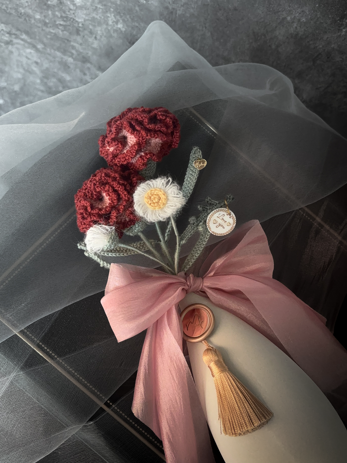 兩朵康乃馨與小雛菊瓶花禮盒-莫蘭迪羊毛- 烏木紅｜Ebony Red (2026新色)