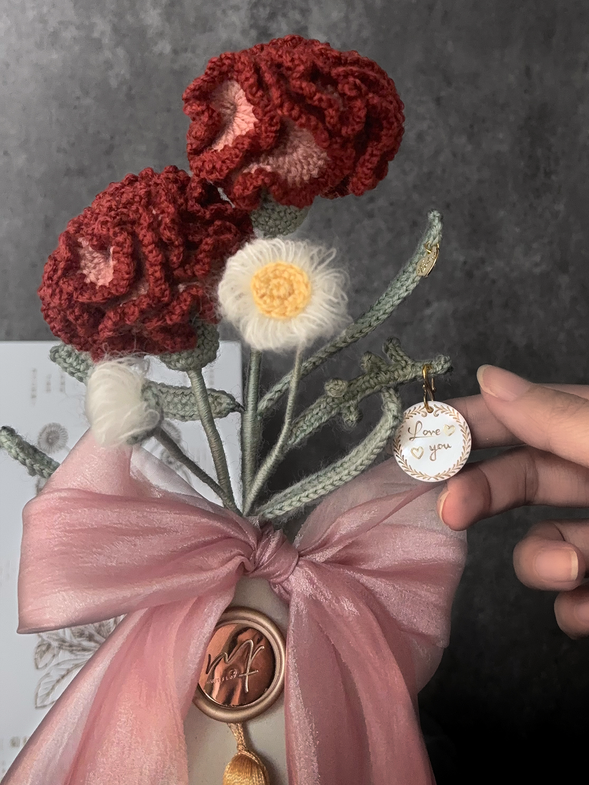 兩朵康乃馨與小雛菊瓶花禮盒-莫蘭迪羊毛- 烏木紅｜Ebony Red (2026新色)