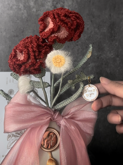 兩朵康乃馨與小雛菊瓶花禮盒-莫蘭迪羊毛- 烏木紅｜Ebony Red (2026新色)