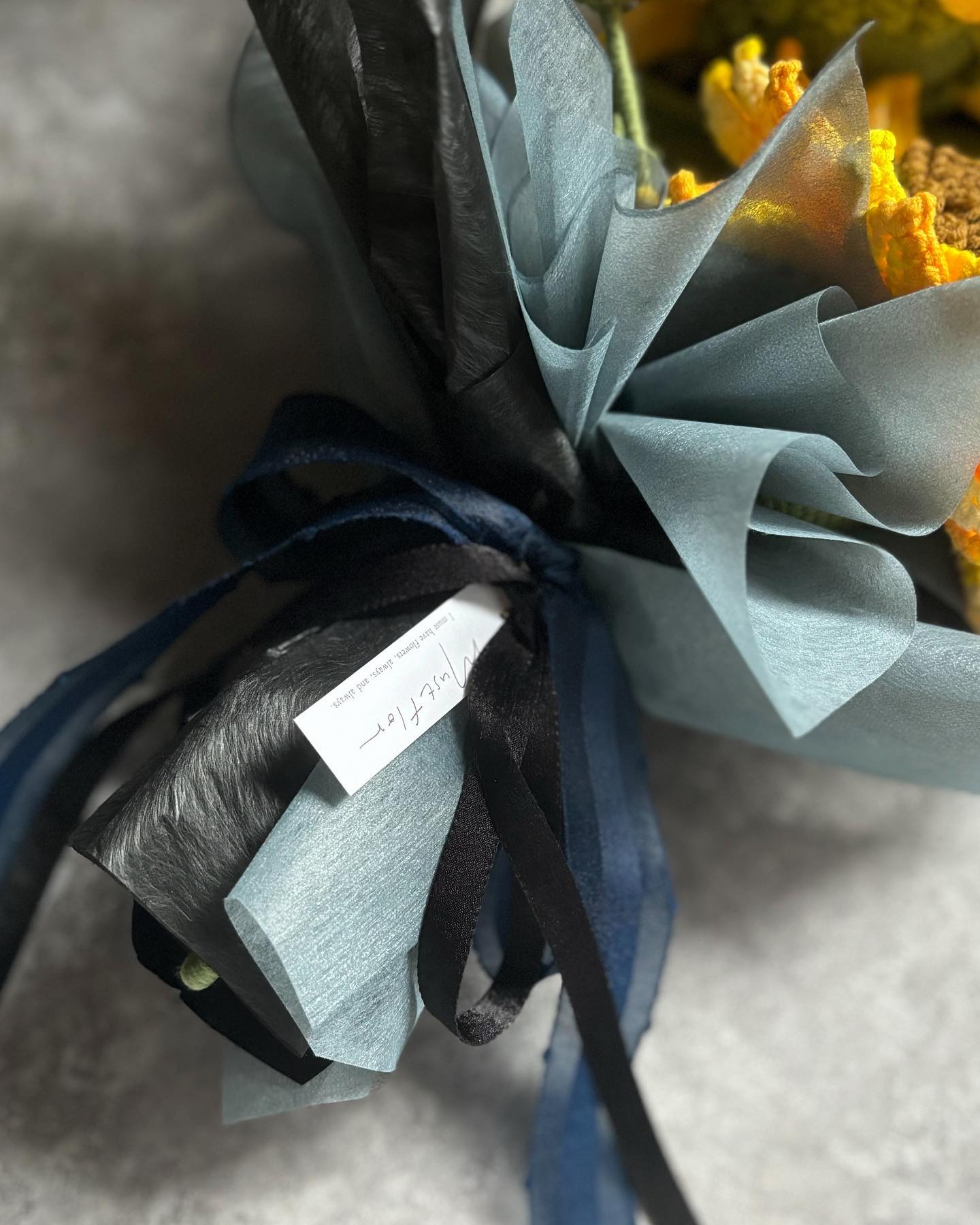 兩朵向日葵與小雛菊花束  Sunflower and  Daisy