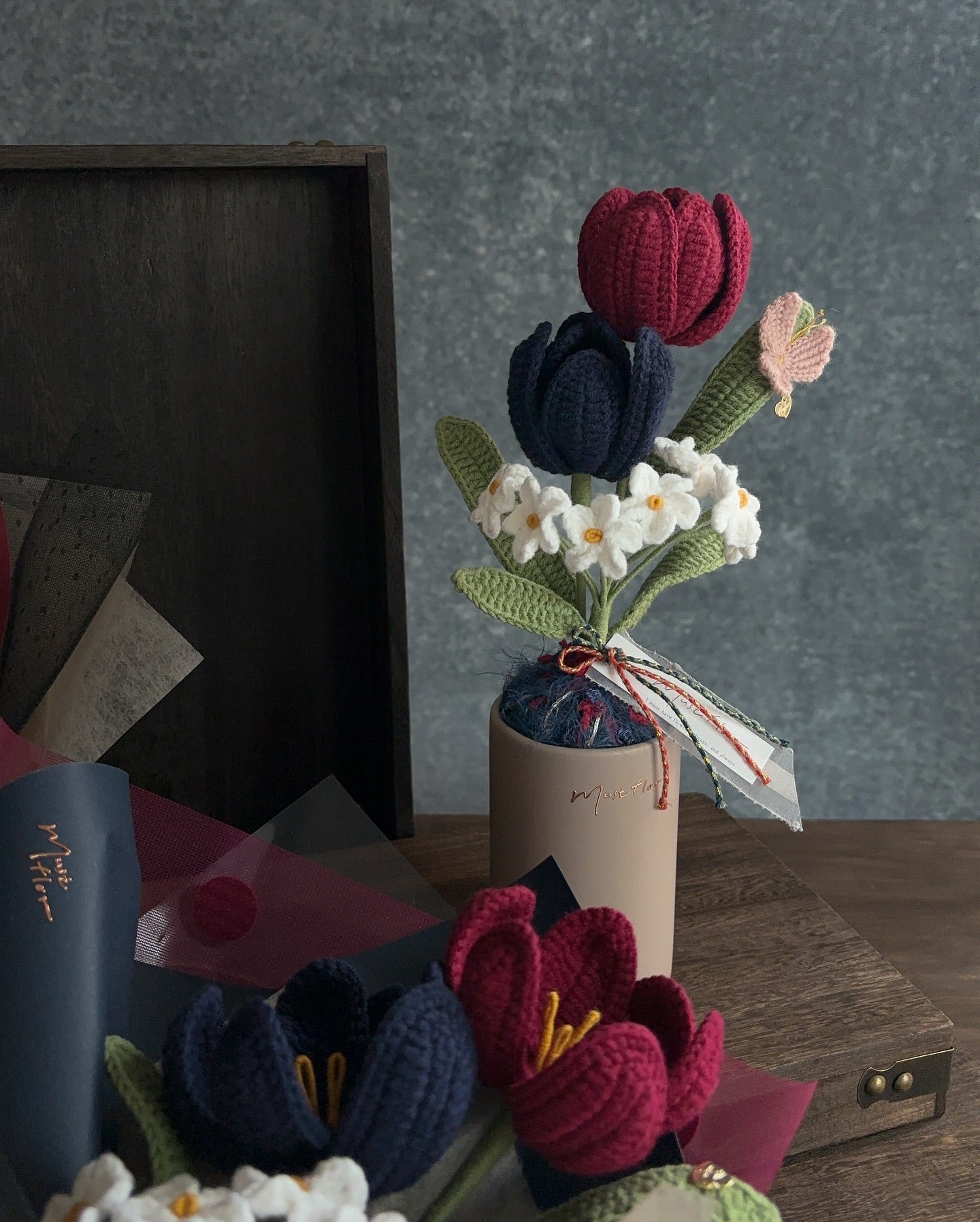 蝴蝶雙色鬱金香與勿忘我盆花 Butter fly, Tulip & Forget me not