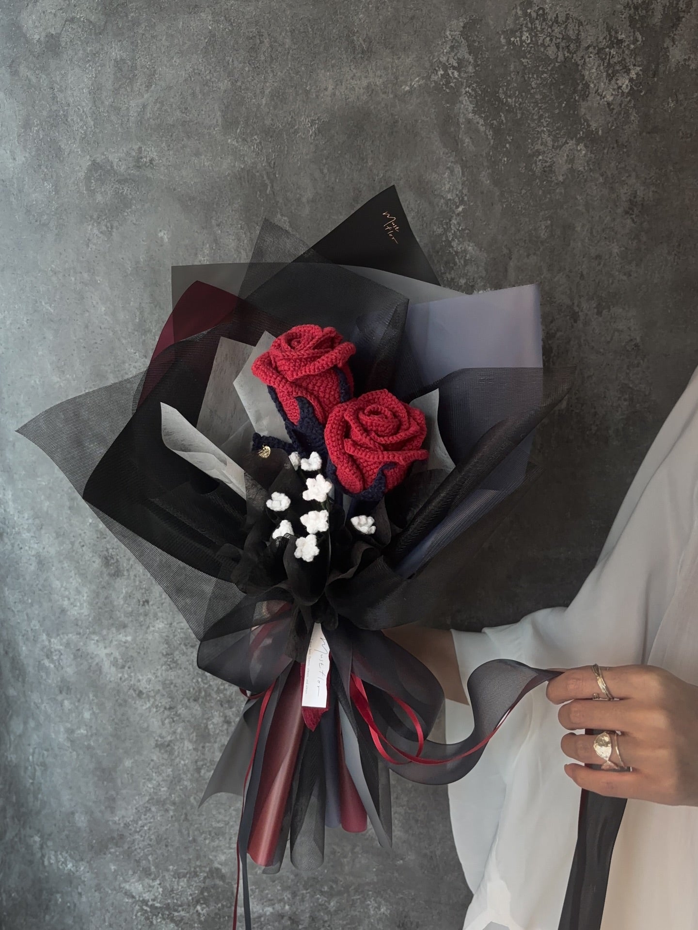 雙玫瑰與滿天星花束 - 夜紅｜Midnight Wine