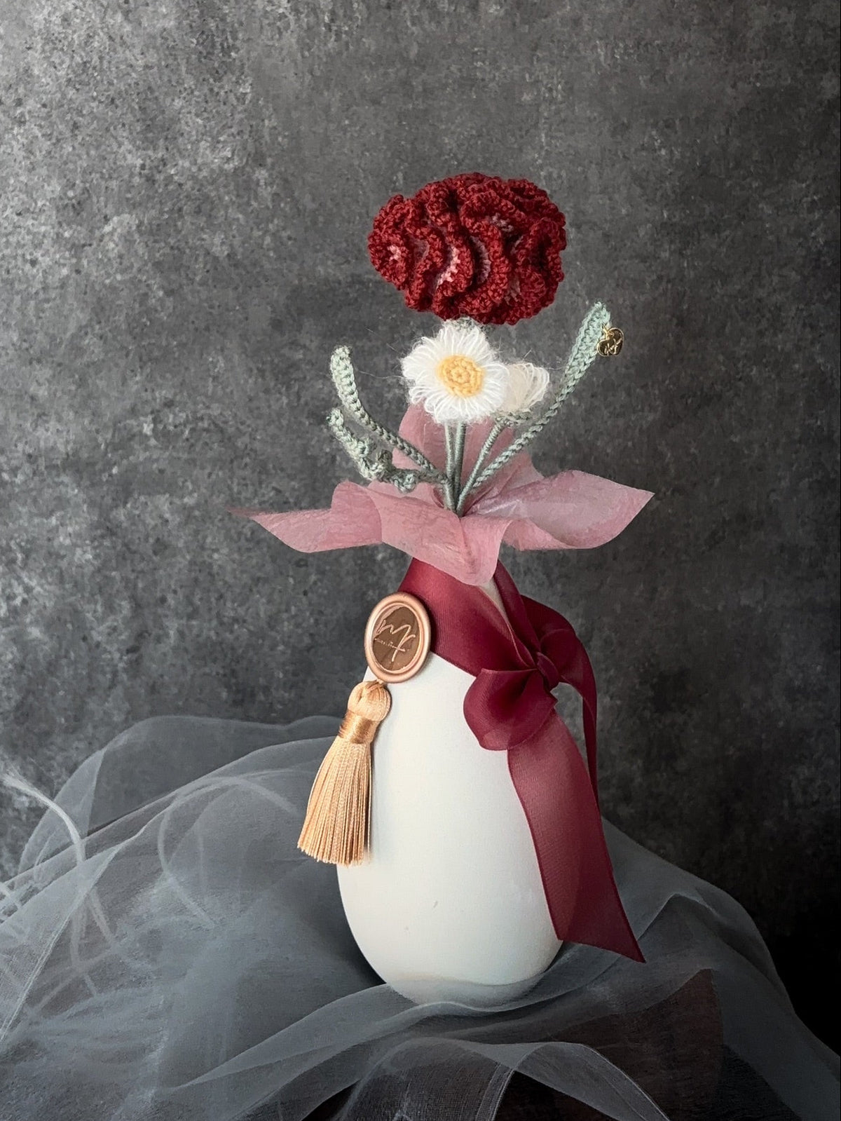 康乃馨與小雛菊瓶花禮盒-莫蘭迪羊毛- 烏木紅｜Ebony Red (2026新色)