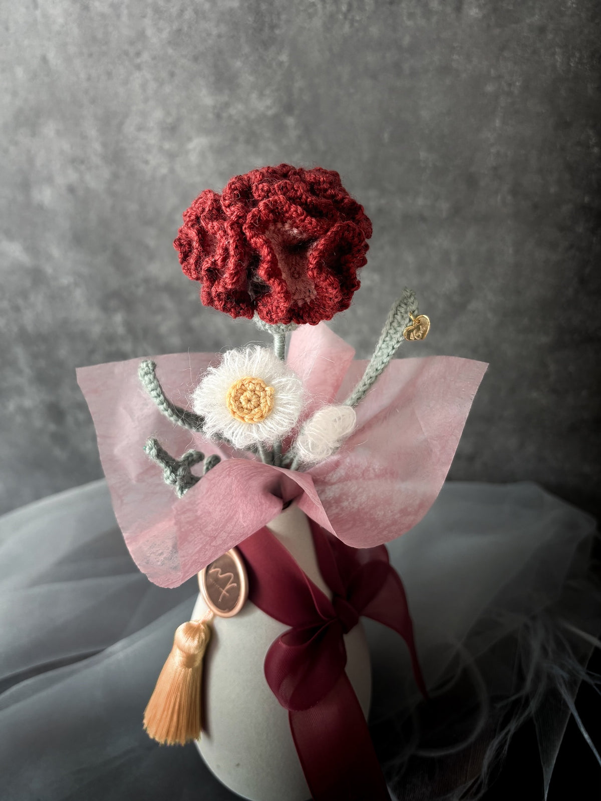 康乃馨與小雛菊瓶花禮盒-莫蘭迪羊毛- 烏木紅｜Ebony Red (2026新色)